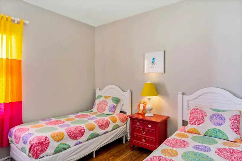 Side B · Twin room at Beachfront Duplex: 2 twin beds